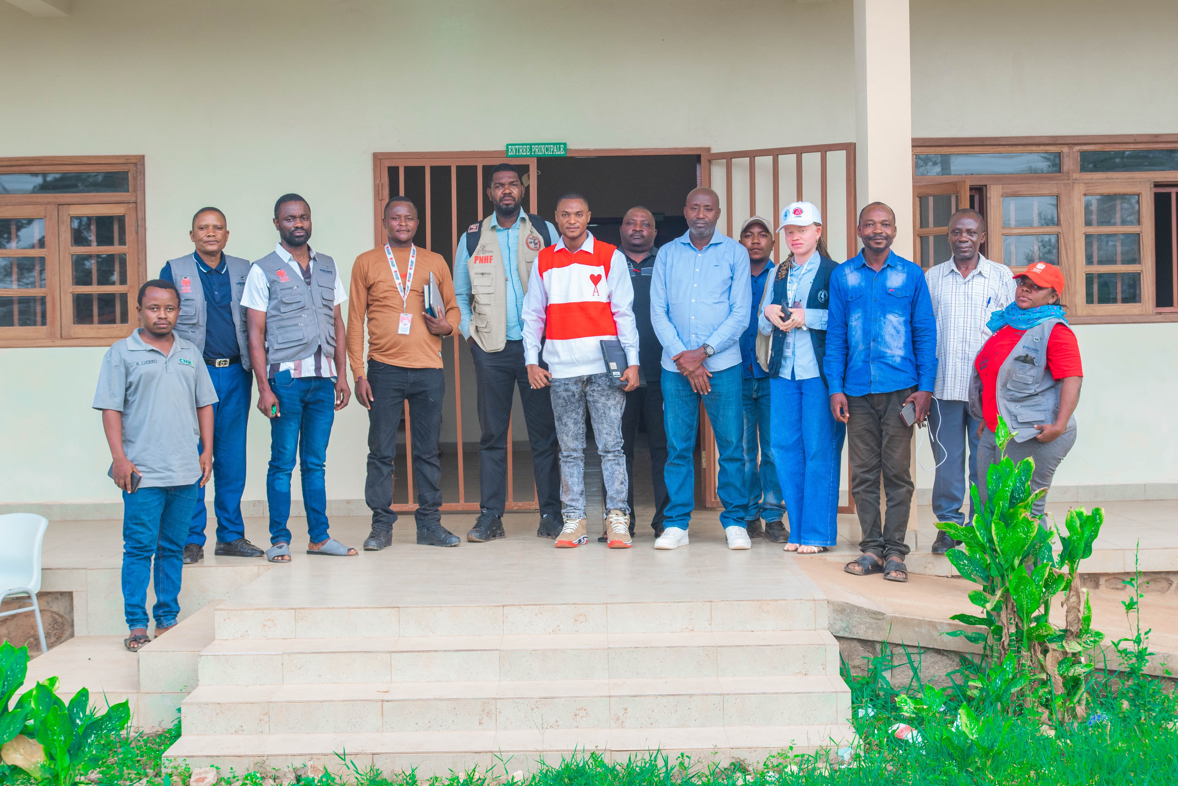 Équipe AFD et partenaires réunis lors d’une visite institutionnelle à Mambasa.
